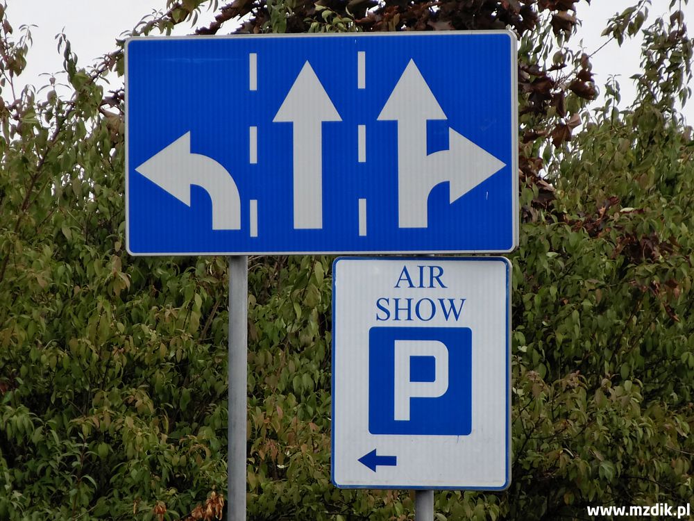 Oznakowanie kierujące do parkingu na Air Show