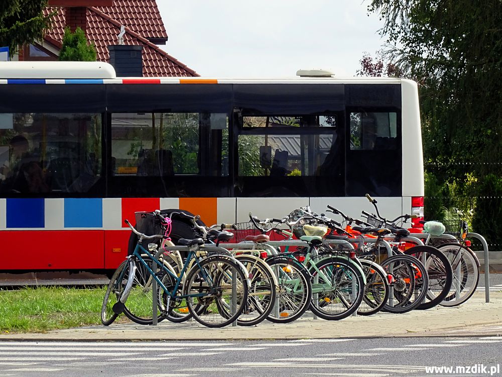 Stojaki rowerowe na pętli autobusowej na Janiszpolu