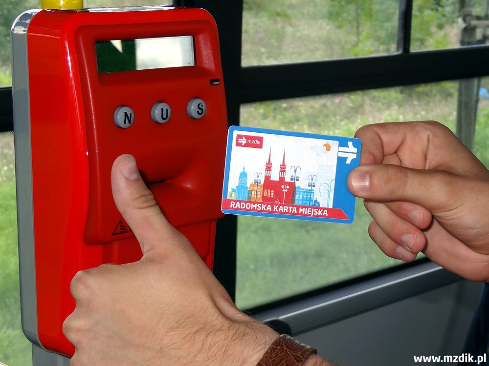 Radomska Karta Miejska przykładana do kasownika w autobusie